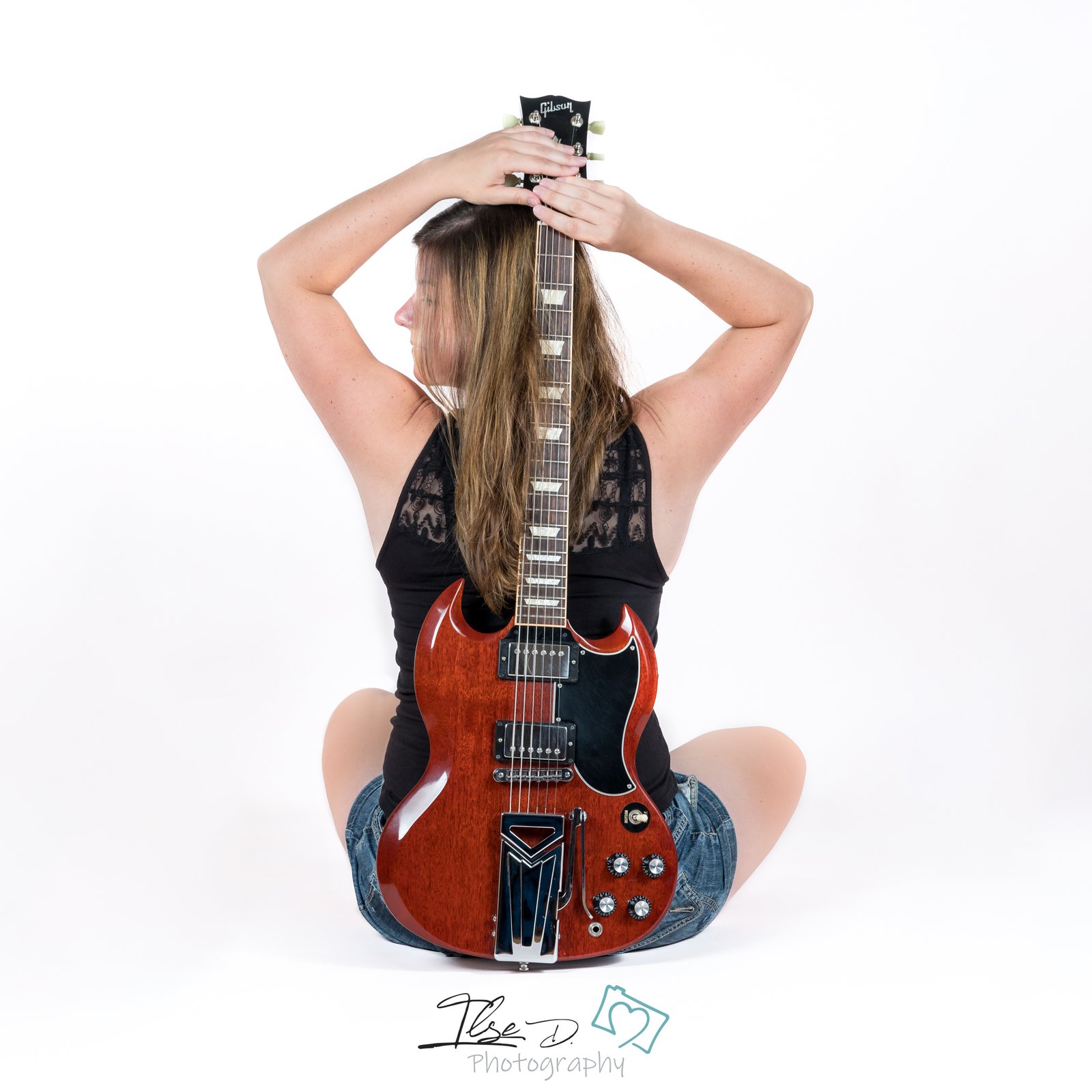 Ilse de dos tenant une guitare