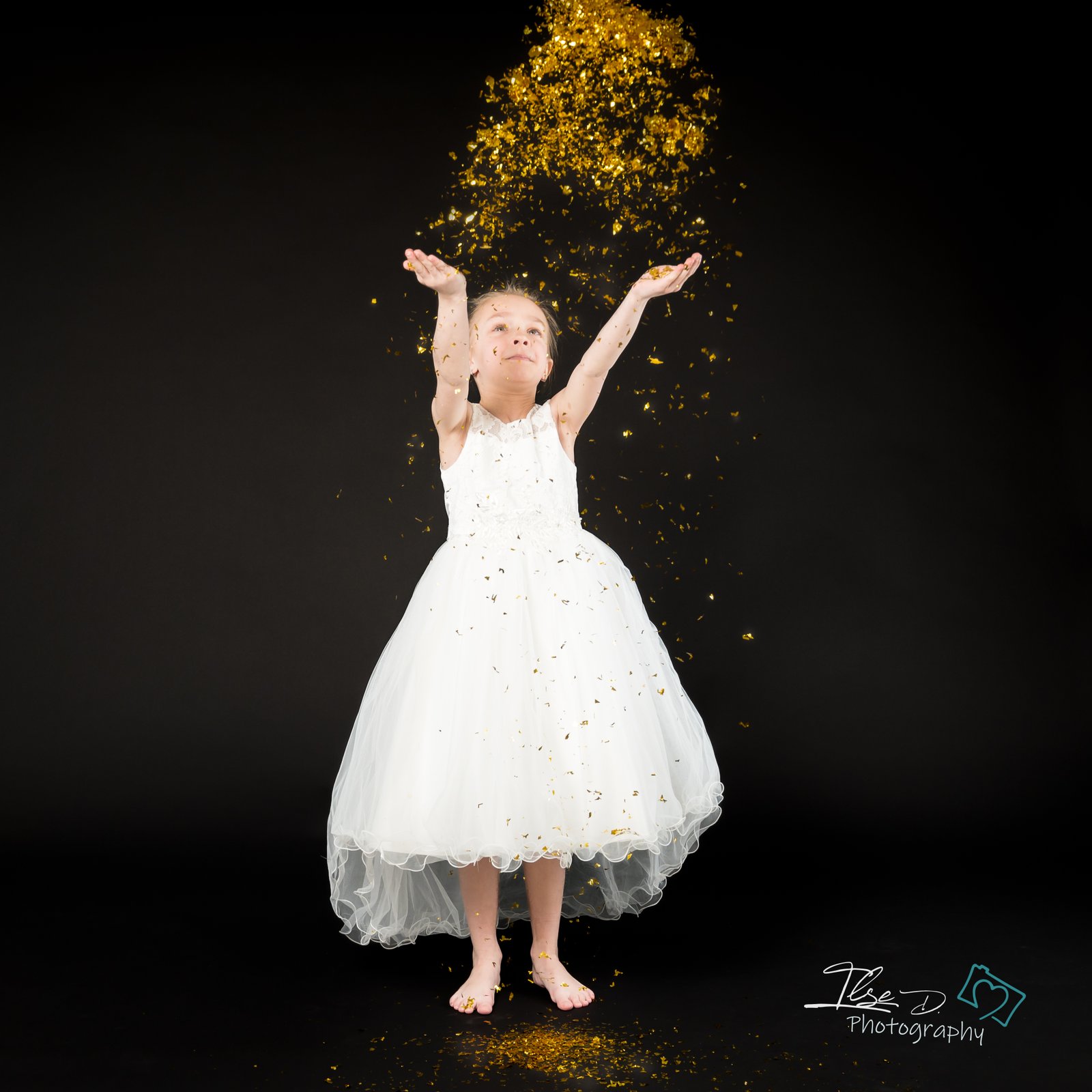 Enfant jouant avec des feuilles lors d’une séance photo créative