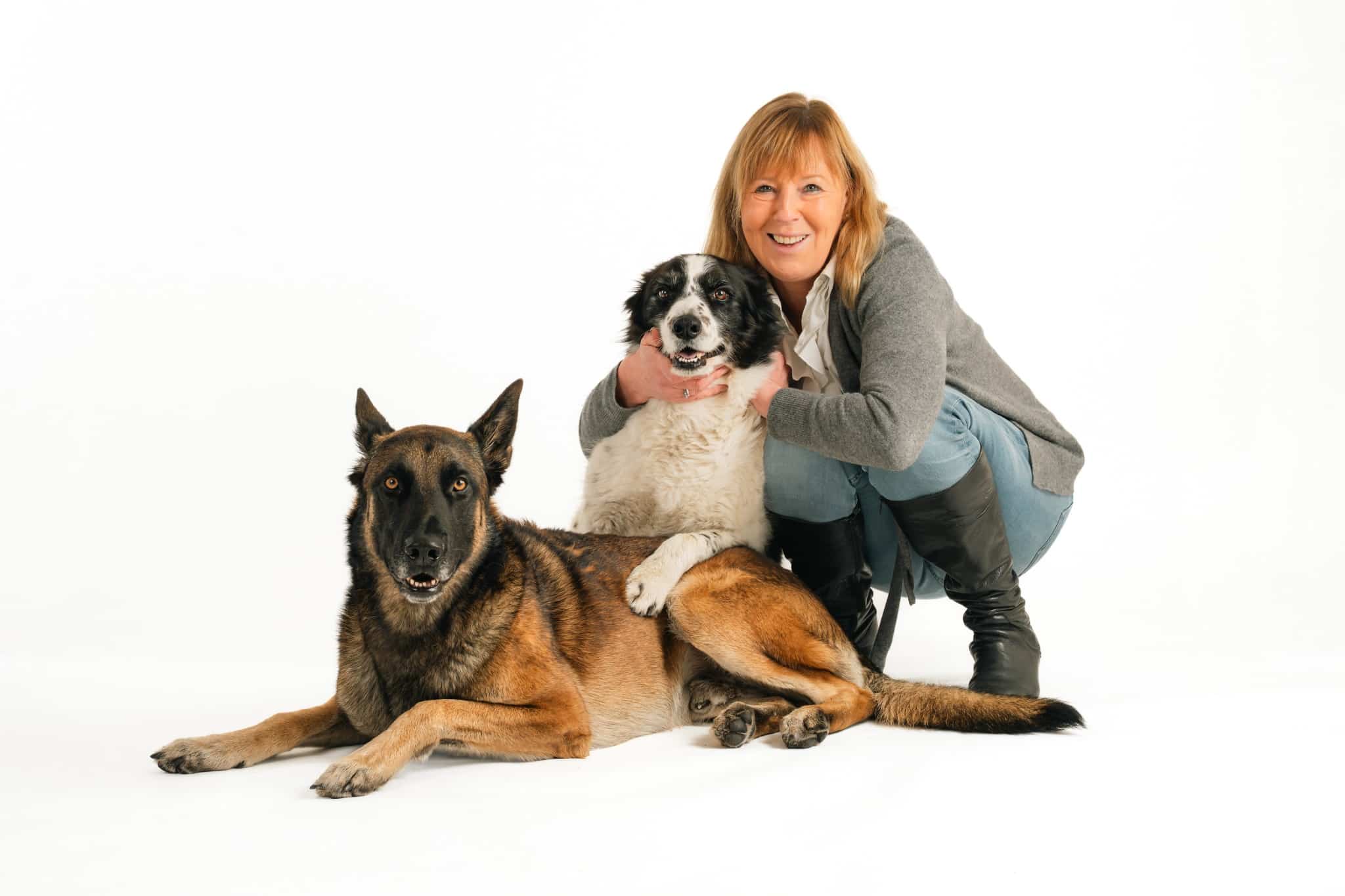 Femme avec ses deux chiens lors d’une séance photo animalière au studio à Mouscron