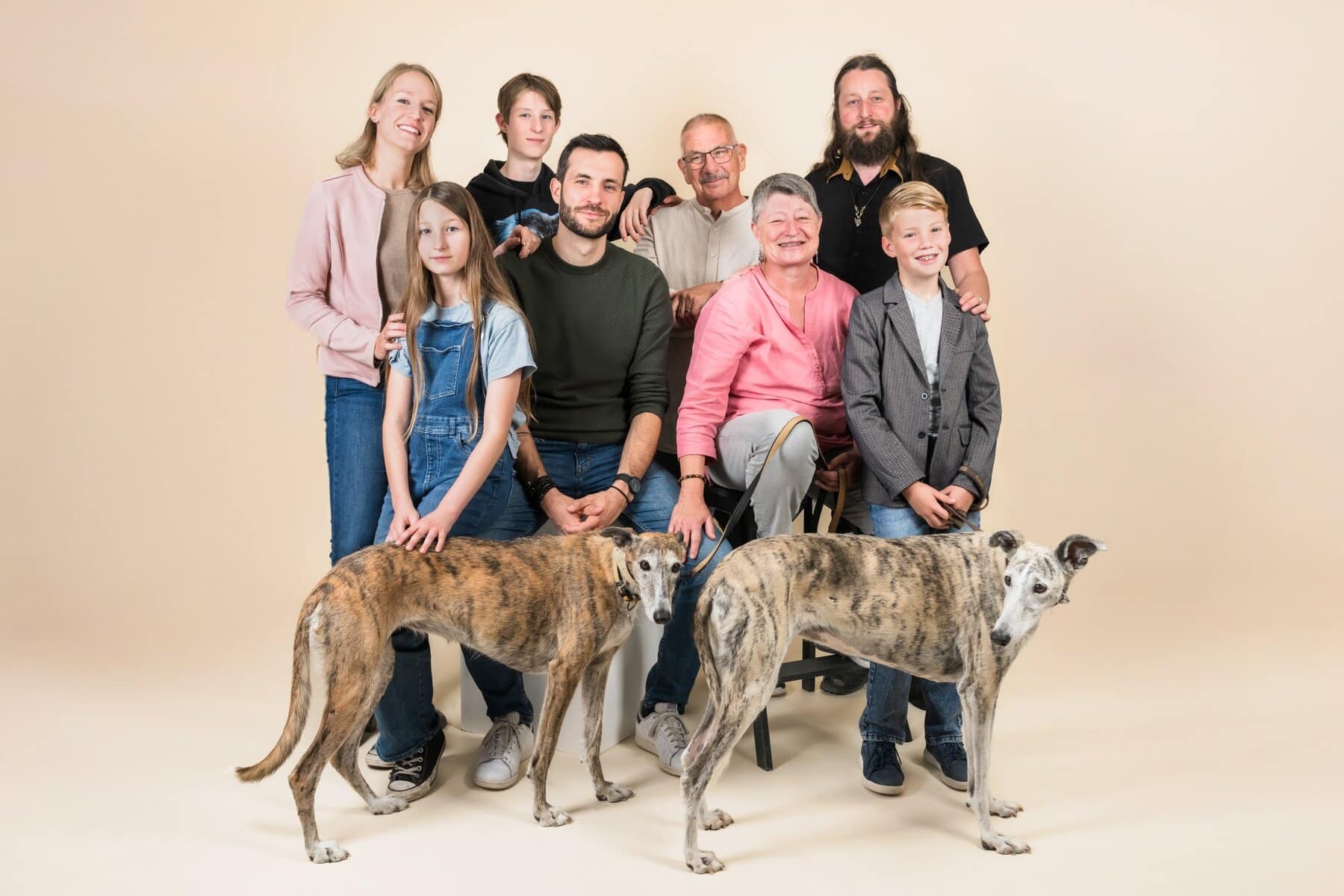 Grande famille intergénérationnelle avec deux chiens photographiée au studio de Mouscron