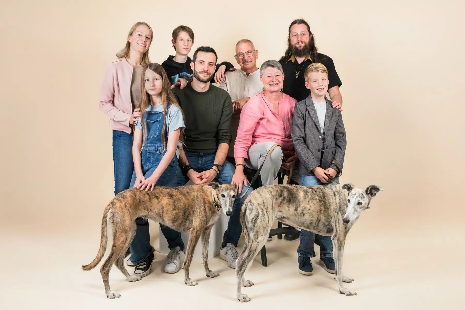 Grande famille intergénérationnelle avec deux chiens photographiée au studio de Mouscron