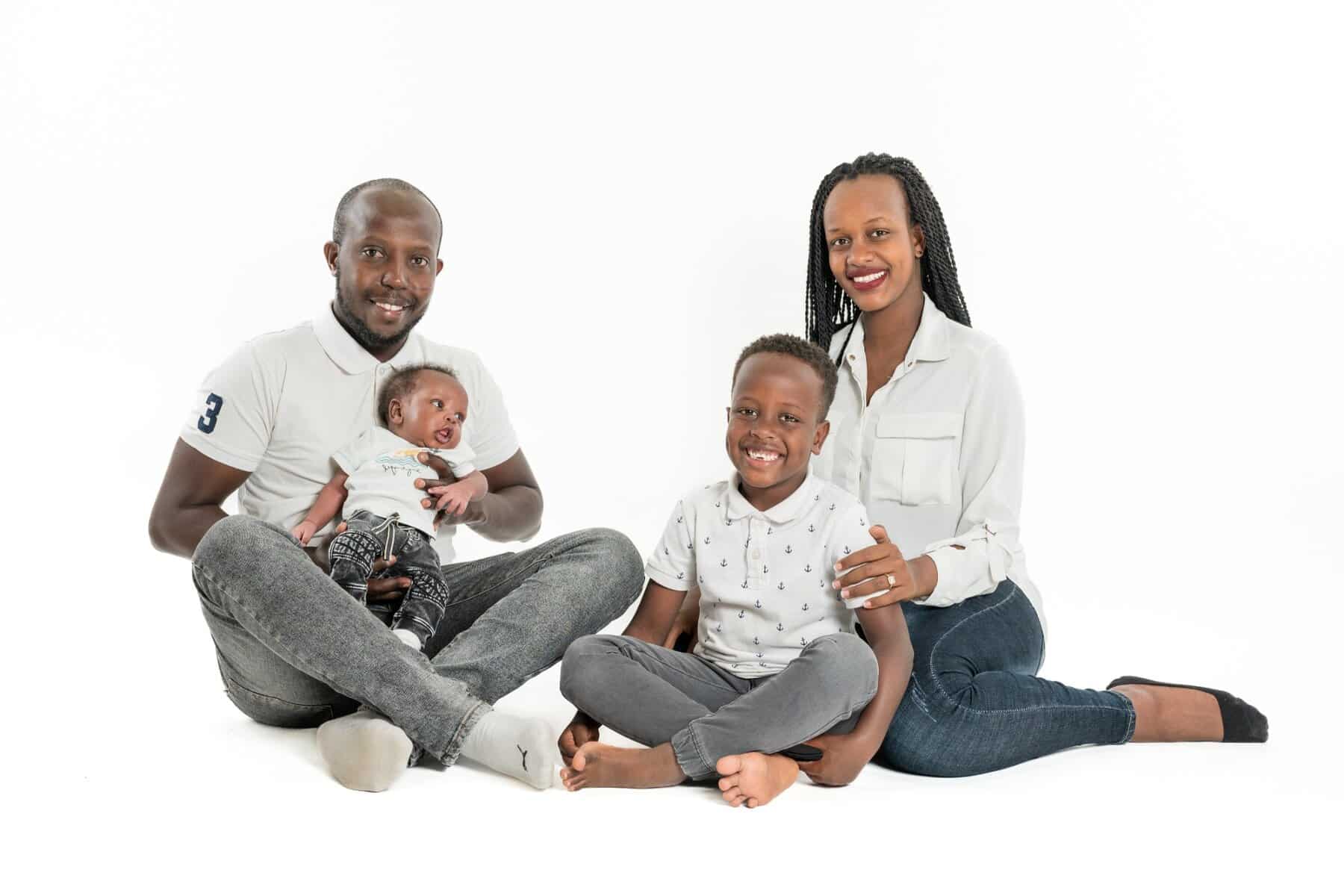 Parents avec leurs deux enfants et leur bébé lors d’une séance photo famille au studio