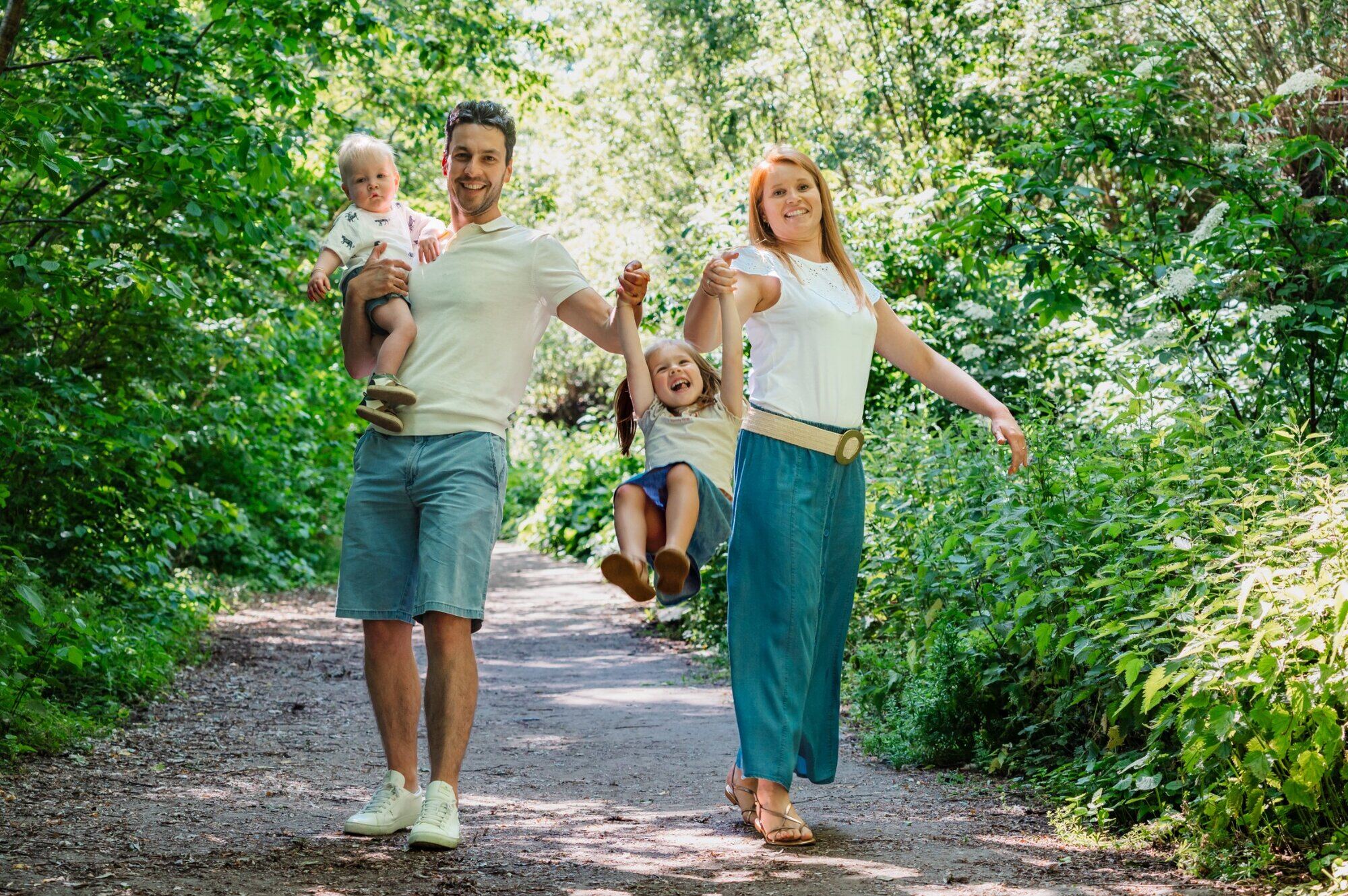 Famille avec deux enfants lors d’une séance photo en extérieur près de Mouscron