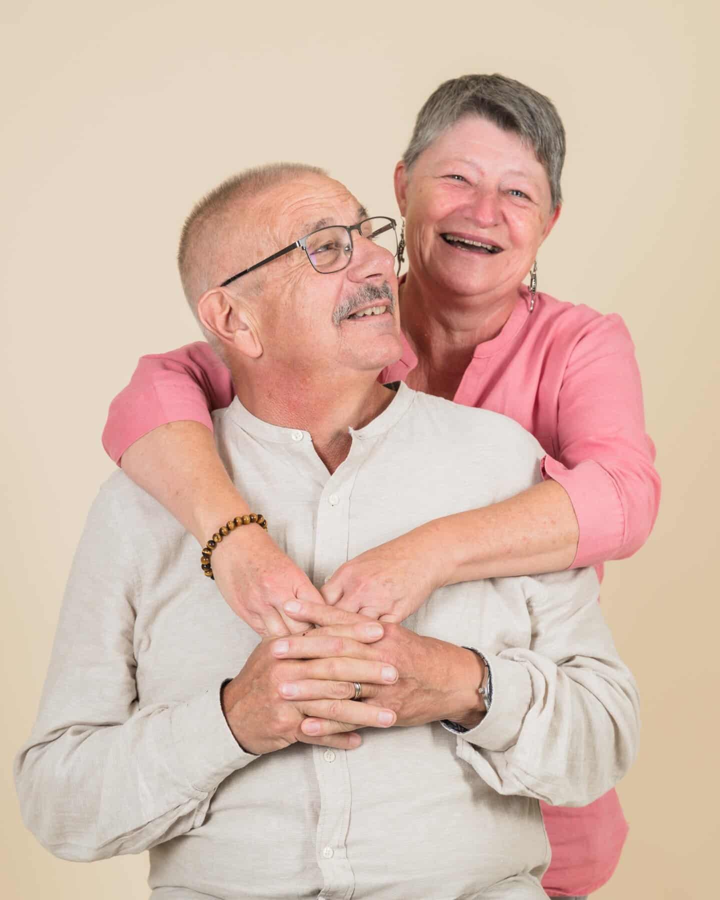 Couple enlacé lors d’une séance photo famille au studio de Mouscron