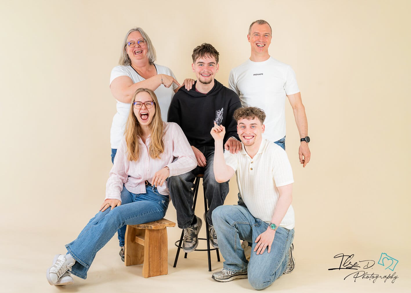 Famille avec de grands enfants lors d’une séance photo au studio de Mouscron