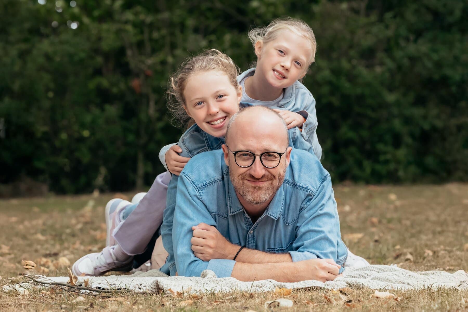 Papa et ses deux filles lors d’une séance photo famille en extérieur à Mouscron