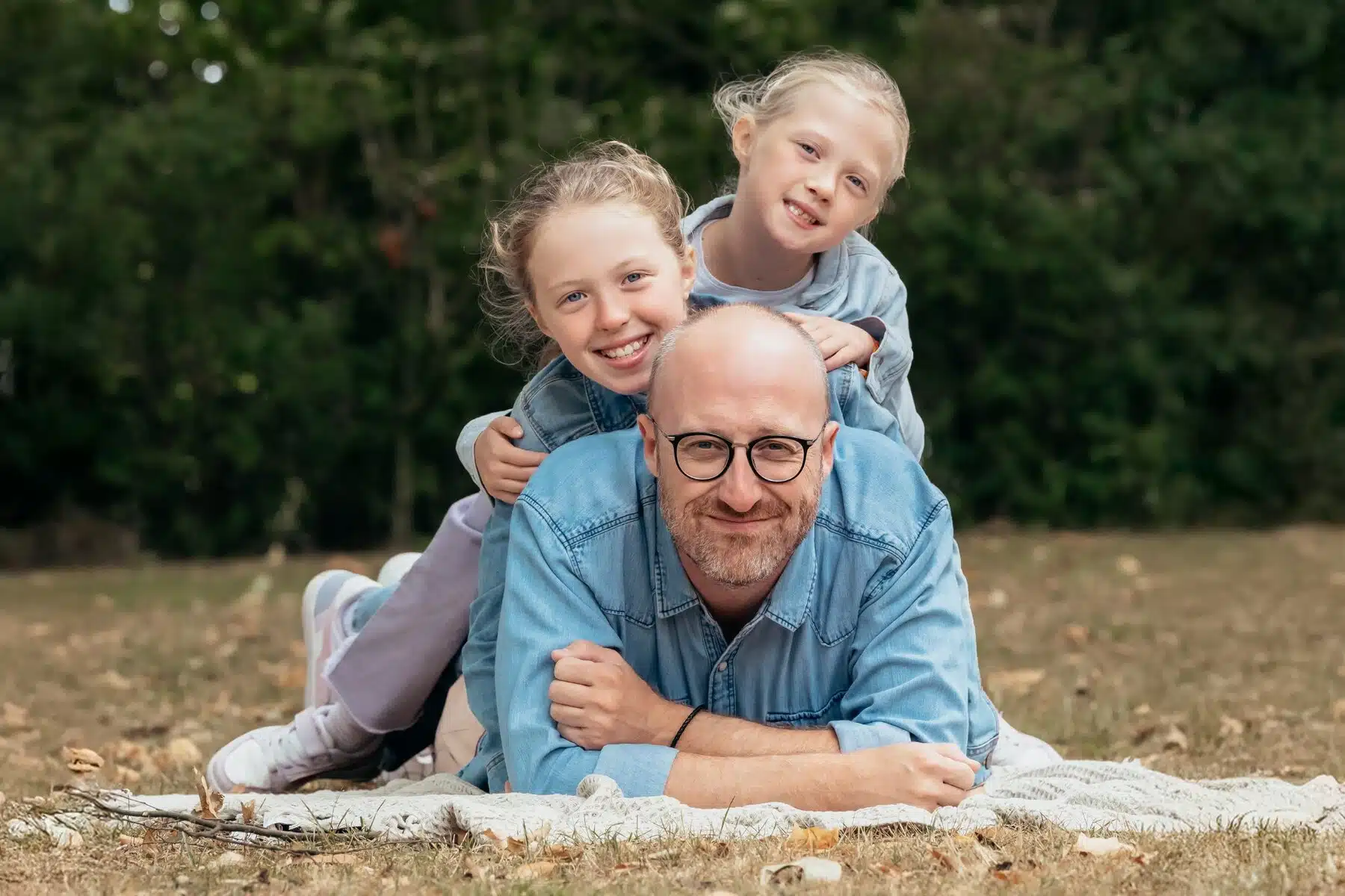 Papa et ses deux filles lors d’une séance photo famille en extérieur à Mouscron
