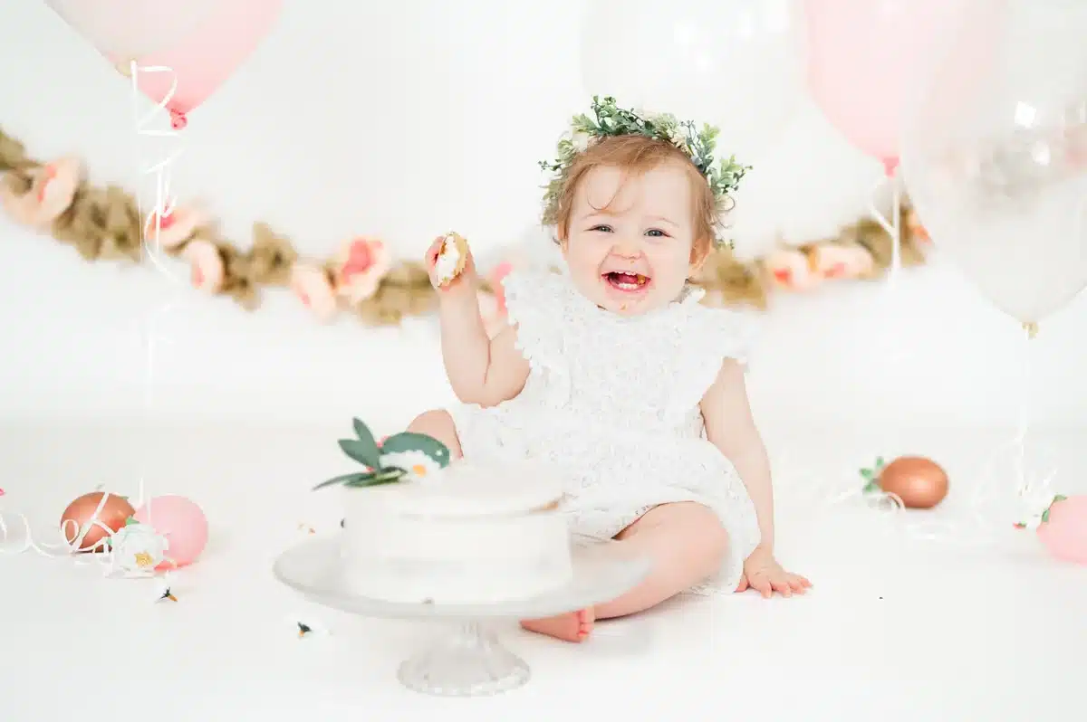Séance photo d’anniversaire d’un bébé avec son gâteau