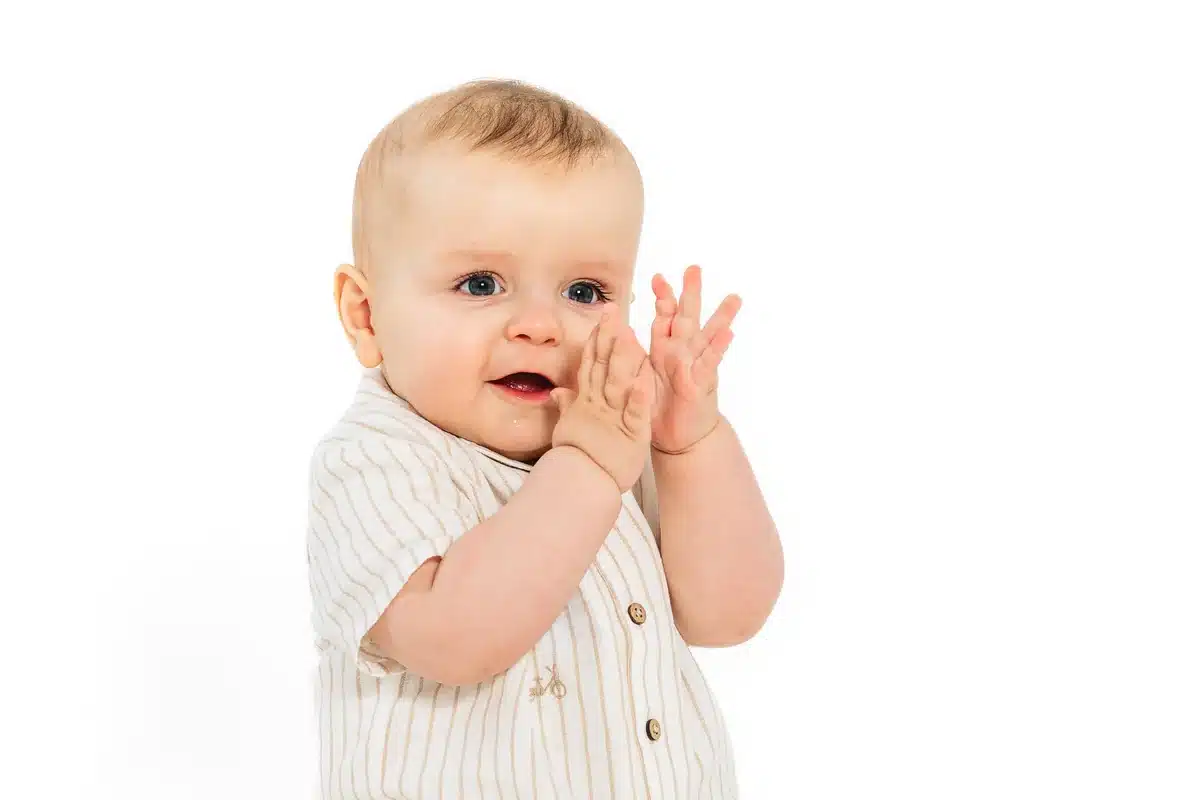 Bébé souriant et applaudissant au studio