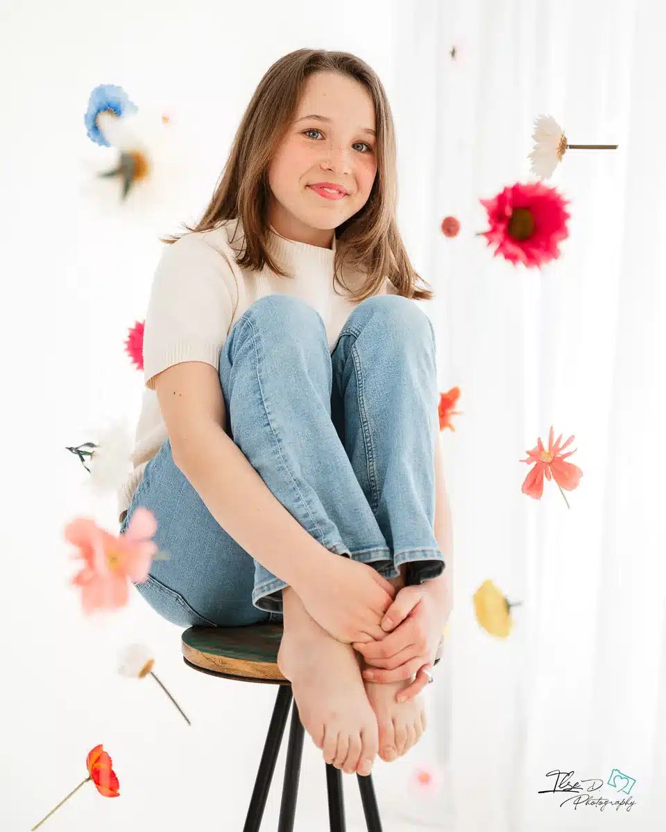 Portrait d’une jeune fille entourée de fleurs en papier