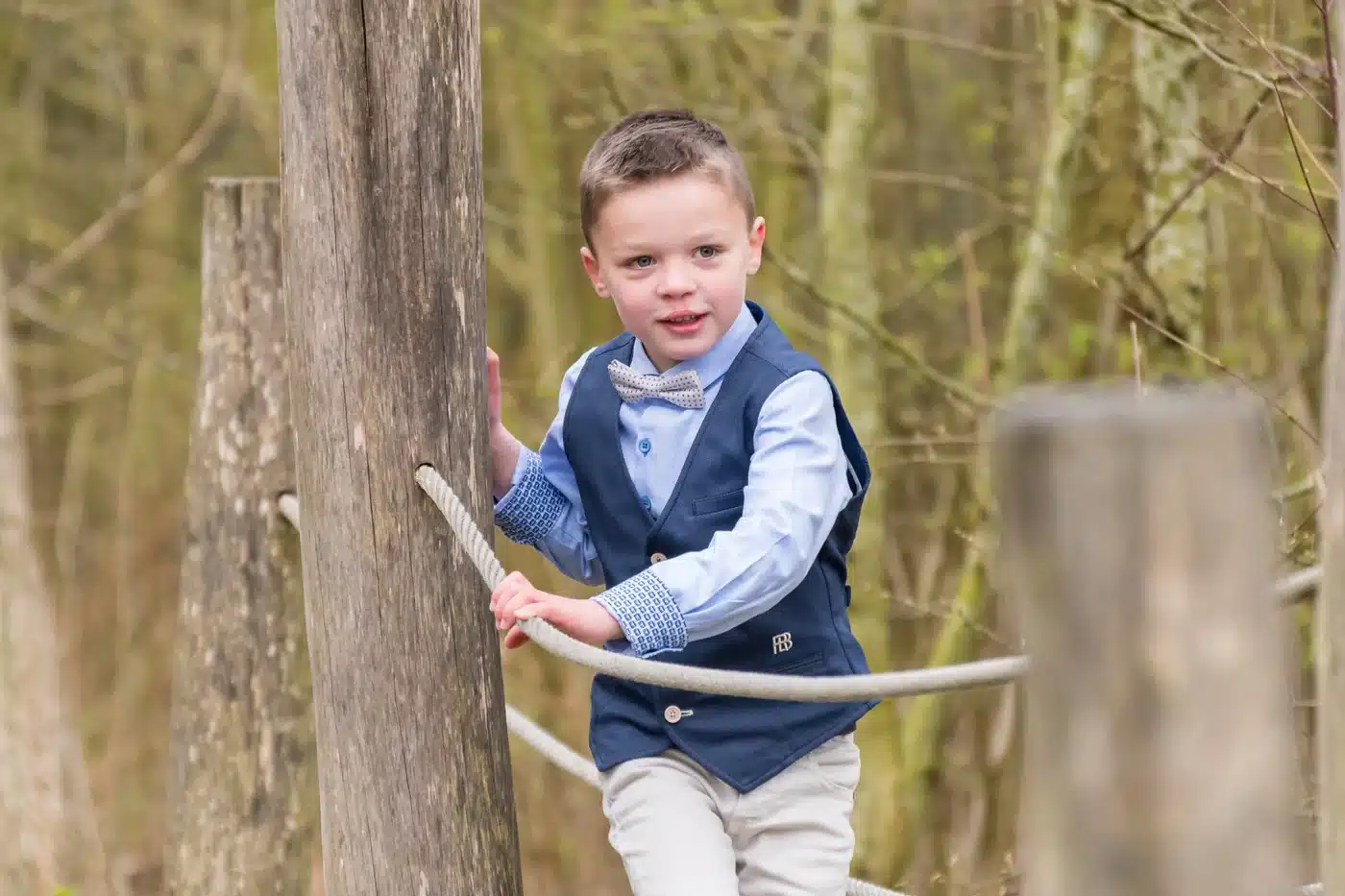 Portrait d’un petit garçon en gilet bleu lors d’une séance photo enfant en extérieur près de Mouscron
