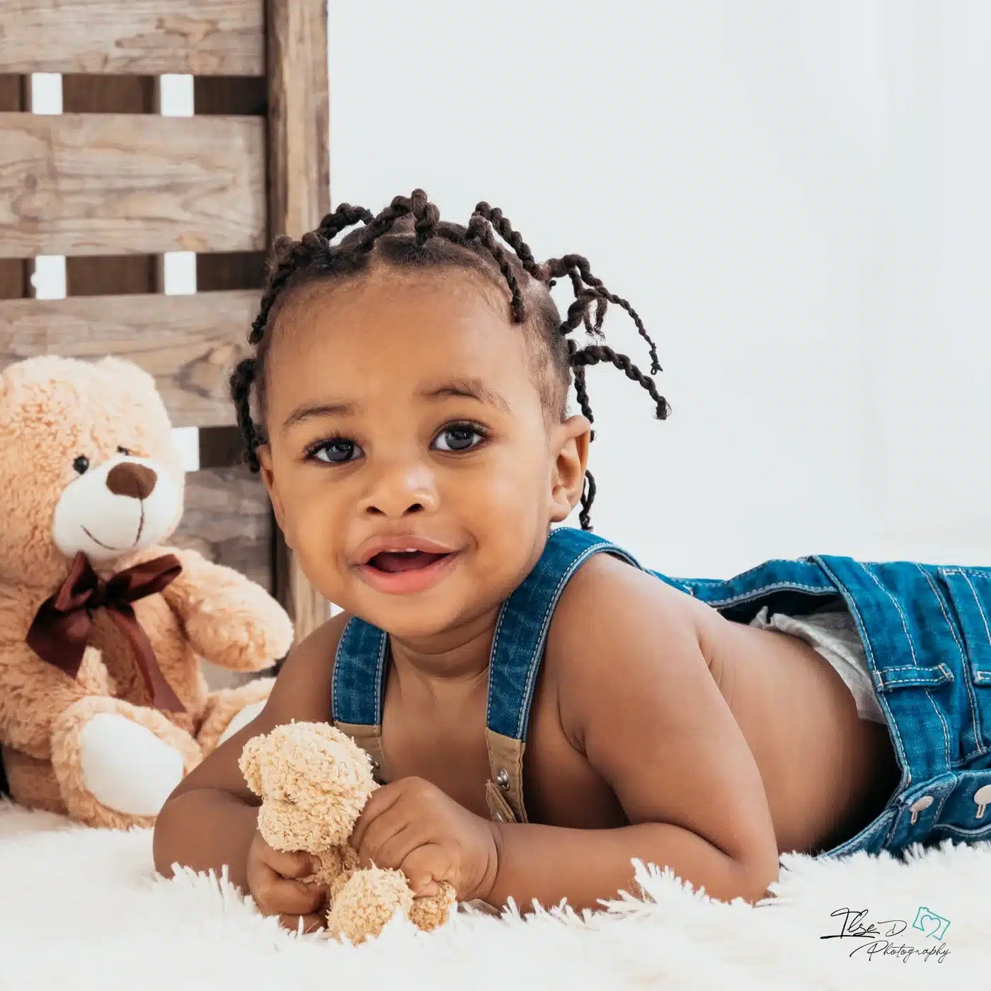 Portrait d’un bambin avec des ours en peluche lors d’une séance photo au studio à Mouscron