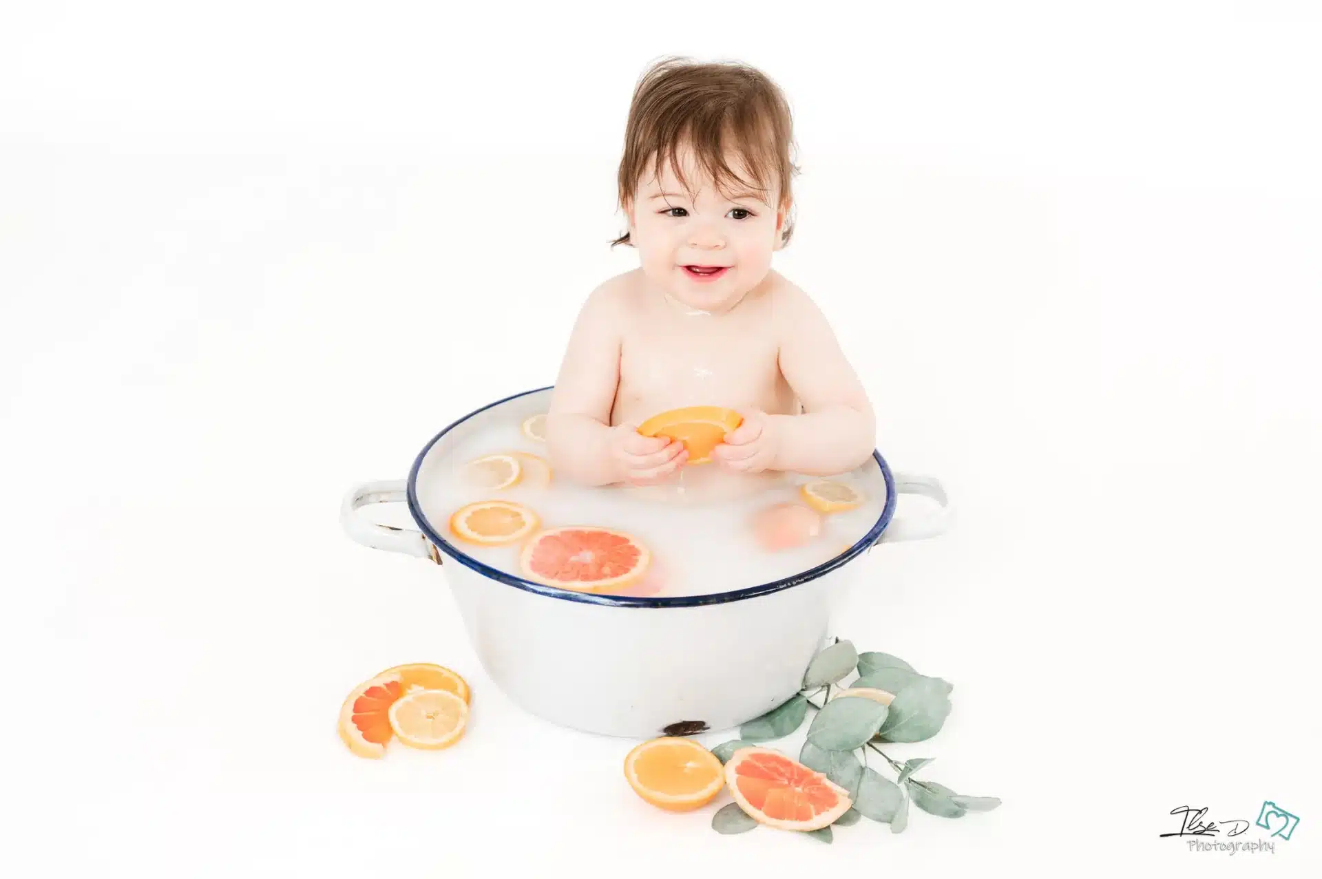 Petit garçon dans un bain de lait aux agrumes lors d’une séance photo enfant au studio à Mouscron